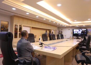 SAARANI Mohamad ketika mengadakan mesyuarat secara maya bersama pegawai tertinggi pasukan keselamatan negeri Perak di pejabat beliau di Ipoh hari ini. - UTUSAN/IHSAN PEJABAT MENTERI BESAR PERAK