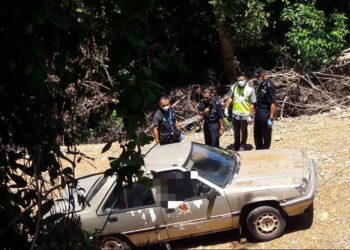 ANGGOTA polis memeriksa kereta Proton Saga selepas ditemukan mayat seorang lelaki dipercayai membunuh diri  di Jalan Bukit Malut, Langkawi, hari ini.