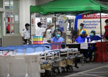 PETUGAS barisan hadapan HRPZ II kini diletakkan dalam keadaan bersiap sedia 24 jam sehari bagi berdepan kes Covid-19 di Bahagian Kecemasan dan Trauma hospital itu di Kota Bharu, Kelantan.-UTUSAN/ZULHANIFA SIDEK