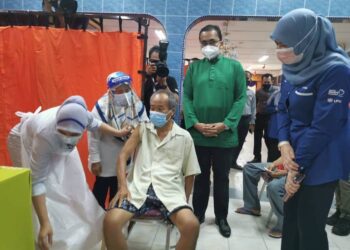 RINA Mohd. Harun melakukan lawatan kerja ke Rumah Seri Kenangan Cheng, Melaka. - UTUSAN/DIYANATUL ATIQAH ZAKARYA