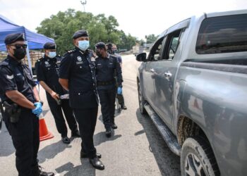 BAHARUDDIN Mat Taib (depan) ketika melakukan tinjauan operasi SJR di Plaza Tol Bukit Jelutong, Shah Alam Selangor hari ini. - UTUSAN/ZULFADHLI ZAKI