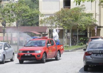 PASUKAN bomba melakukan operasi sanitasi awam di UTM susulan universiti tersebut dikenakan PKPD di Skudai, Johor.