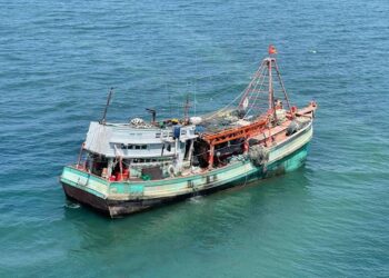 ANTARA bot nelayan Vietnam yang ditahan menceroboh perairan Kuala Terengganu, semalam.