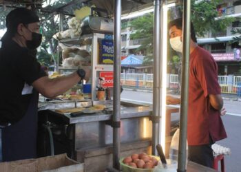 MUHD. ARSHAD Abdul Rahman mengambil inisiatif membeli sebanyak 100 biji burger daripada peniaga di Batu Lanchang, Pulau Pinang untuk diedarkan secara percuma kepada orang ramai dalam membantu golongan tersebut yang terjejas ekoran PKP.