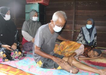 ZAINAL Nasir yang kudung tetap menjaga ibunya yang uzur, Jamilah Wahab (kanan) ketika ditemui Utusan Malaysia di Kampung Batu, Rembau, Negeri Sembilan semalam. - UTUSAN/NOR AINNA HAMZAH