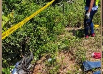 POLIS memeriksa motosikal si mati yang ditemukan di lokasi penemuan rangka manusia di kawasan hutan berdekatan Batu 17, Ladang Kumpulan Melayu di Kota Tinggi, Johor.