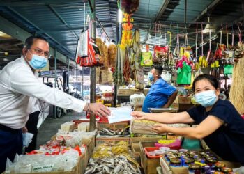 JAGDEEP Singh Deo (kiri) ketika meninjau pematuhan SOP Covid-19 di Tapak Penjaja Sementara (TPS) di Jalan Perak, Georgetown, Pulau Pinang.