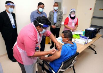 S. Veerapan (belakang, tengah) ketika mengadakan tinjauan proses pemberian vaksin Covid-19 di PPV Hospital UCSI, Port Dickson.-UTUSAN/MOHD. SHAHJEHAN MAAMIN