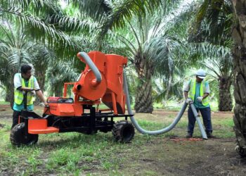 JENTERA pemungut buah sawit relai bukan sahaja meringankan kerja, malah mempercepat dan memudahkan urusan di ladang sekali gus meningkatkan kecekapan peladang. - IHSAN MPOB