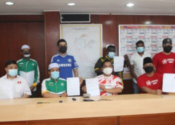 MD Jamil Pauzi (depan, dua dari kanan) bersama Mujahidul Amin Roslan (duduk dua dari kiri) menunjukkan laporan polis yang dibuat terhadap Iswardy Morni di Ibu pejabat Polis Daerah (IPD) di Kuantan, Pahang. - UTUSAN/KHAIRULMIZAN YAHYA