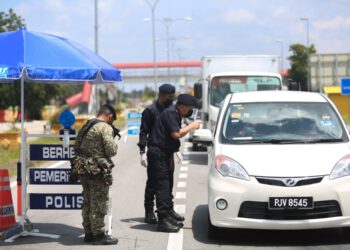 ABDUL Rahim Md. Din (tengah) turun padang meninjau sekatan jalan raya (SJR) di Padang Midin pada hari pertama Perintah Kawalan Pergerakan Diperketatkan (PKPD) di Kuala Terengganu. - UTUSAN/PUQTRA HAIRRY ROSLI