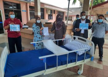 HALIMATON Shaadiah (tiga dari kiri) mewakili SG Energy menyampaikan sumbangan katil kepada Dr. Farozy Faizah Fazil di Hospital Jitra, Kubang Pasu. - UTUSAN/MOHD. RIFAAT ABD. HAMID