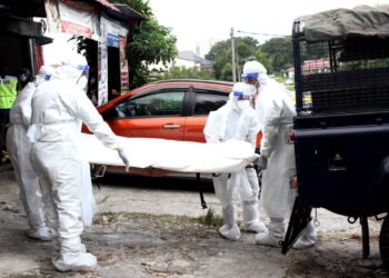 ANGGGOTA polis membawa keluar mayat seorang lelaki yang maut dipukul empat lelaki dalam pergaduhan di sebuah kedai berhampiran Pasar Awam Buntong, Ipoh. - UTUSAN/ZULFACHRI ZULKIFLI