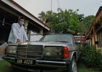 MOHMAD Walid Ahmad Shawaluddin melihat kereta Mercedes Benz W123 yang dihadiahkan Allahyarham Harussani Zakaria di rumahnya di Kampung Melayu Sungai Rapat di Ipoh, Perak.