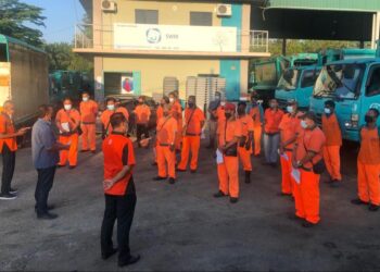 PETUGAS SWM Environment mendengar taklimat sebelum menjalankan operasi sepanjang tempoh sekatan pergerakan penuh di Johor Bahru, Johor. - UTUSAN/KHAIRUL MOHD ALI