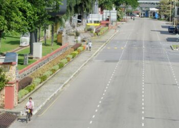 KEADAAN lengang di bandar Seremban ketika tinjauan hari pertama PKP penuh yang bermula hari ini. – UTUSAN/MOHD. SHAHJEHAN MAAMIN