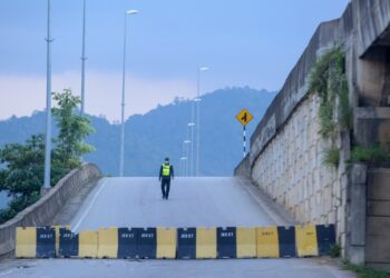 PENGHADANG jalan yang dipercayai dirosakkan penduduk setempat di jalan alternatif di Kampung Jeram susulan Perintah Kawalan Pergerakan Diperketatkan (PKPD) di Kuala Terengganu.-UTUSAN/ PUQTRA HAIRRY ROSLI