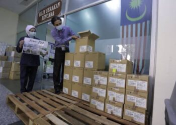 TIMBALAN Pengarah Pengurusan Hospital Sultanah Bahiyah, Wan Ahmad Fazli Wan Kamis (kanan) memeriksa peralatan perubatan yang diterima daripada Kumpulan BDB di HSB, Alor Setar, hari ini.