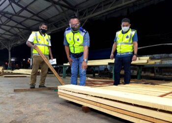 MOHD. Khaizam Ahmad Shahabudin (tengah) menjalankan siasatan kilang kayu yang beroperasi tanpa kebenaran ketika pelaksanaan sekatan penuh sektor sosial dan ekonomi di Salak Baru, Sungai Siput. - UTUSAN/ZULFACHRI ZULKIFLI