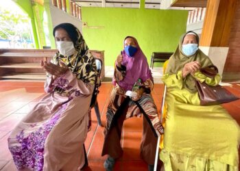 CHE MANAI (kiri) bersama  Che Zainah (tengah) dan Che Halijah menadah tangan tanda syukur selepas selesai menerima suntikan vaksin Covid-19 dalam program vaksin bergerak di Masjid Tuanku Syed Putra Jamalulail, Kangar, Perlis. - UTUSAN/NAZLINA NADZARI