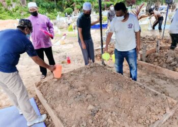 AMIT Yusof (kanan) iaitu bapa kepada tiga beradik yang lemas pada Selasa selamat dikebumikan di Taman Perkuburan Orang-orang Islam Kampung Contoh, hari ini.