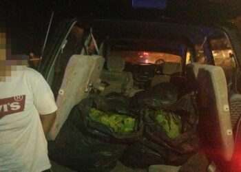 SUSPEK berusia 26 tahun cuba melarikan diri sejauh 30 kilometer terbabas sendiri di susur Jalan Salim, Merlimau, Melaka. - UTUSAN/DIYANATUL ATIQAH ZAKARYA