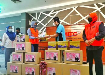 RINA Mohd. Harun (dua dari kiri) menyampaikan kit aktiviti kanak-kanak ketika membuat tinjauan di PKRC MITC, Ayer Keroh , Melaka. - UTUSAN/DIYANATUL ATIQAH ZAKARYA