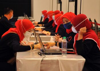 PARA petugas dari Hospital Penawar membuat persiapan sempena Program Imunisasi Covid-19 Kebangsaan fasa dua di Pusat Konvensyen Antarabangsa Persada di Johor Bahru, Johor. -UTUSAN/RAJA JAAFAR ALI