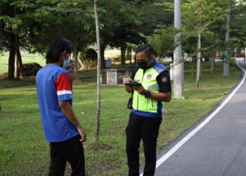 PENGUAT kuasa MBSA mengeluarkan kompaun terhadap individu yang berjoging di taman awam dan didapati melanggar SOP PKP 3.0 di Shah Alam, Selangor.