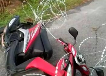RAKAMAN video keadaan motosikal yang ditinggalkan setelah merempuh kawat duri di Kampung Datuk Ahmad Said Tambahan 2 di Ipoh. - UTUSAN/MEDIA SOSIAL