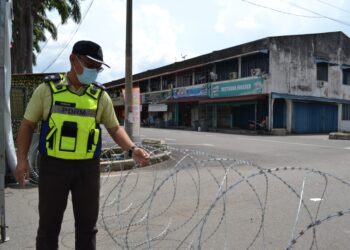 AMRAN Mohd. Ghani ketika meninjau pelaksanaan PKPD Simpang Juasseh, Kuala Pilah hari ini.-FOTO/ZAKKINA WATI AHMAD TARMIZI.