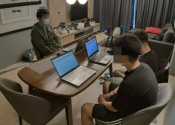 SUSPEK ditahan selepas disyaki menjalankan aktiviti pusat panggilan perjudian di sebuah kondominium di Jalan Klebang Kechil, Melaka. - UTUSAN/DIYANATUL ATIQAH ZAKARYA