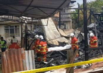 BOMBA membawa mayat warga emas yang rentung dalam kebakaran di kediamannya di Kampung Losong Haji Su di Kuala Terengganu, hari ini.
