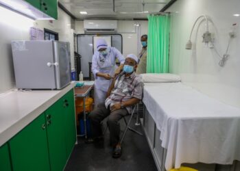 SALAH seorang warga emas menerima suntikan vaksin di dalam Klinik Bergerak LZNK yang menjalankan Operasi Unit Bergerak Vaksinasi Covid-19 Daerah Padang Terap di Masjid Kampung Perik, Mukim Kurong Hitam, Kuala Nerang, Padang Terap, hari ini. UTUSAN/SHAHIR NOORDIN