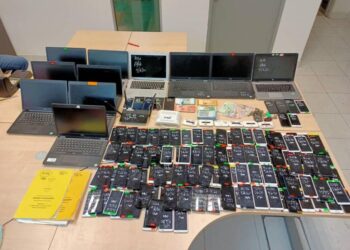 SEBAHAGIAN daripada telefon bimbit dan komputer riba yang dirampas dalam serbuan di tiga buah rumah yang terlibat dengan sindiket judi dalam talian dan penipuan pelaburan mata wang kripto di Alor Setar, semalam.