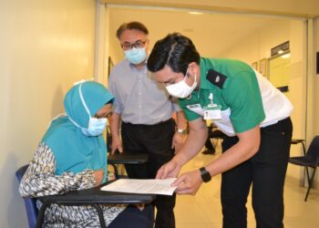 KEITH Foo ketika bertugas sebagai sukarelawan St. John Ambulance Malaysia di PPV Hospital Pakar CMH, Seremban, hari ini. UTUSAN/ZAKKINA WATI AHMAD TARMIZI