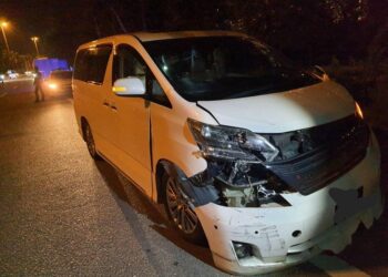 KENDERAAN jenis Toyota Vellfire yang dipandu seorang lelaki berusia 57 tahun dalam keadaan mabuk dan merempuh SJR di Lebuhraya Tun Dr. Lim Chong Eu menghala ke Bayan Lepas, Pulau Pinang.