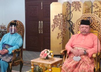 TUANKU SYED SIRAJUDDIN PUTRA JAMALULLAIL (kanan) dan Tuanku Syed Faizuddin Putra Jamalullail pada upacara angkat sumpah tahunan jawatan barisan Ahli Majlis Mesyuarat Kerajaan negeri yang disiarkan secara langsung melalui aplikasi Zoom ke Balai Menghadap Hijau, Istana Arau, Perlis hari ini.