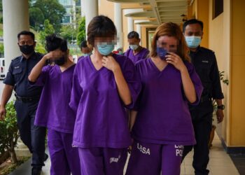 USAHAWAN kosmetik dan rakannya dihadapkan ke mahkamah untuk disiasat di bawah Seksyen 12 (1) Akta Kesalahan Seksual Terhadap Kanak-kanak 2017 serta Seksyen 233 Akta Komunikasi dan Multimedia di Kompleks Mahkamah Bandar Baru Bangi. - UTUSAN/MUHAMAD IQBAL ROSLI
