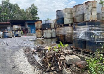 SEBUAH premis haram diarahkan tutup kerana menyebabkan tumpahan sisa kimia ke dalam longkang di Taman Kota Masai, Pasir Gudang, Johor.