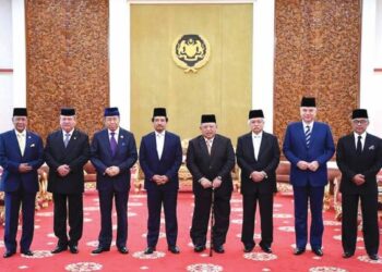 Hakikatnya, kuasa pengimbang politik Malaysia tetap ada pada Yang di-Pertuan Agong dan raja-raja Melayu. Yang di-Pertuan Agong, 
sultan-sultan atau Majlis Raja-Raja berfungsi di bawah Perkara 38 Perlembagaan Persekutuan.