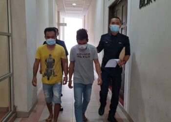 YUVANALIS MAnek (tengah) dan Vinoris Mendonca Amaral dibawa ke Mahkamah Majistret Petaling Jaya bagi pertuduhan melanggar Perintah Kawalan Pergerakan (PKP) dengan bekerja di pusat snuker bulan lalu. - UTUSAN/NORLIZAH ABAS