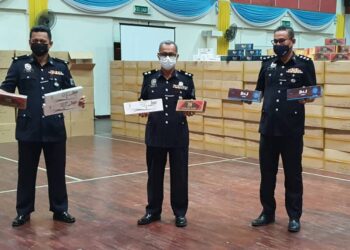 SHOPPRI Saad (tengah) menunjukkan rokok seludup bernilai hampir RM2.05 juta yang dirampas PPM dalam serbuan di sebuah gudang di Jalan Changkat, Nibong Tebal, Pulau Pinang.