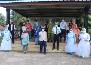 ISMAIL Abd. Muttalib (tengah) meninjau program imunisasi Covid-19 masyarakat Orang Asli di Batu 55 Jalan Maran-Jerantut di Maran, Pahang. - UTUSAN/SALEHUDIN MAT RASAD
