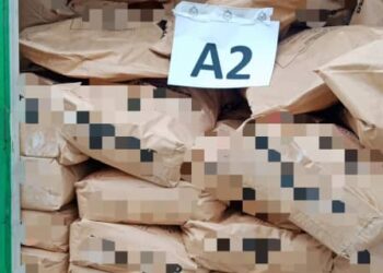 PRODUK 'deproteinized whey' seberat 20 tan dari Amerika Syarikat yang dirampas Maqis dalam pemeriksaan di Pelabuhan Pasir Gudang, Johor.