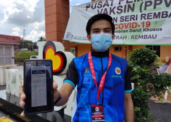 MUHAMMAD Irfan Sulaiman menunjukkan keputusan mumtaz sofi (amat cemerlang) yang diperoleh dalam STAM 2020 ketika ditemui di PVV Dewan Sri Rembau, Rembau. - UTUSAN/NOR AINNA HAMZAH