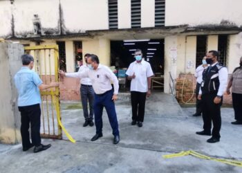 JAGDEEP Singh Deo (dua dari kiri) membuka pintu pagar Pasar Awam Jalan Perak, Georgetown, Pulau Pinang yang ditutup sejak 11 Jun lalu selepas berlaku kes positif Covid-19 di pasar bekenaan.