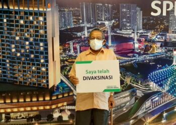 MOHD. Yusof Latiff tidak berasa takut untuk menerima suntikan vaksin Covid-19 pada usia 92 tahun dan meskipun mempunyai masalah kesihatan seperti kolesterol dan darah tinggi di Pusat Pemberian Vaksin (PPV), Spice Arena, Bayan Lepas, Pulau Pinang.