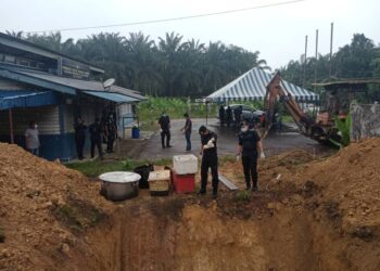 ANGGOTA polis melupuskan sejumlah cecair dan daun ketum menerusi kaedah tanaman berhampiran kawasan pondok polis di Sungai Lembu, Machang Bubok, Bukit Mertajam, Pulau Pinang.
