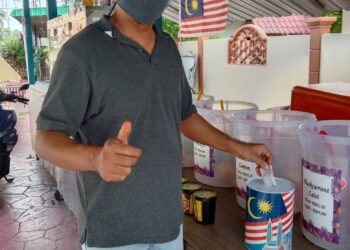 IBRAHIM Abd. Rahim yang berniaga pelbagai jenis minuman di gerainya di Teluk Bahang, Pulau Pinang akan menyumbangkan 20 peratus hasil jualannya setiap Jumaat untuk membantu golongan yang memerlukan bantuan ketika pandemik Covid-19.